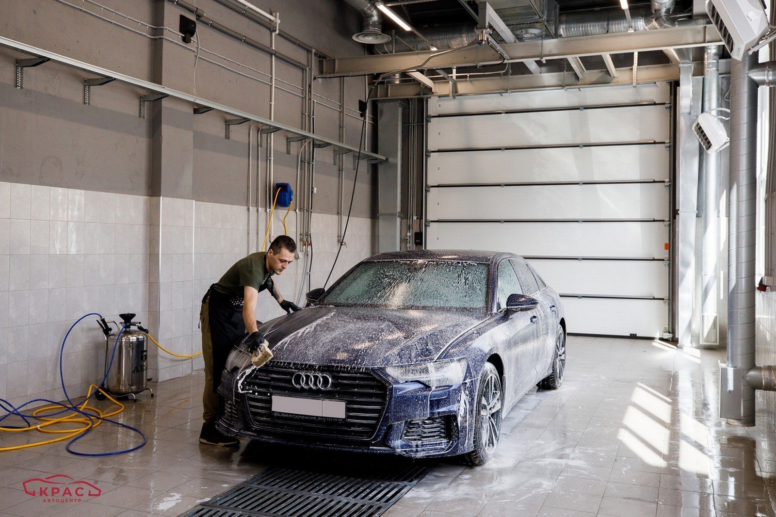 Audi A4 на сервисном посту автоцентра КРАС Audi A4 на сервисном посту автоцентра КРАС
