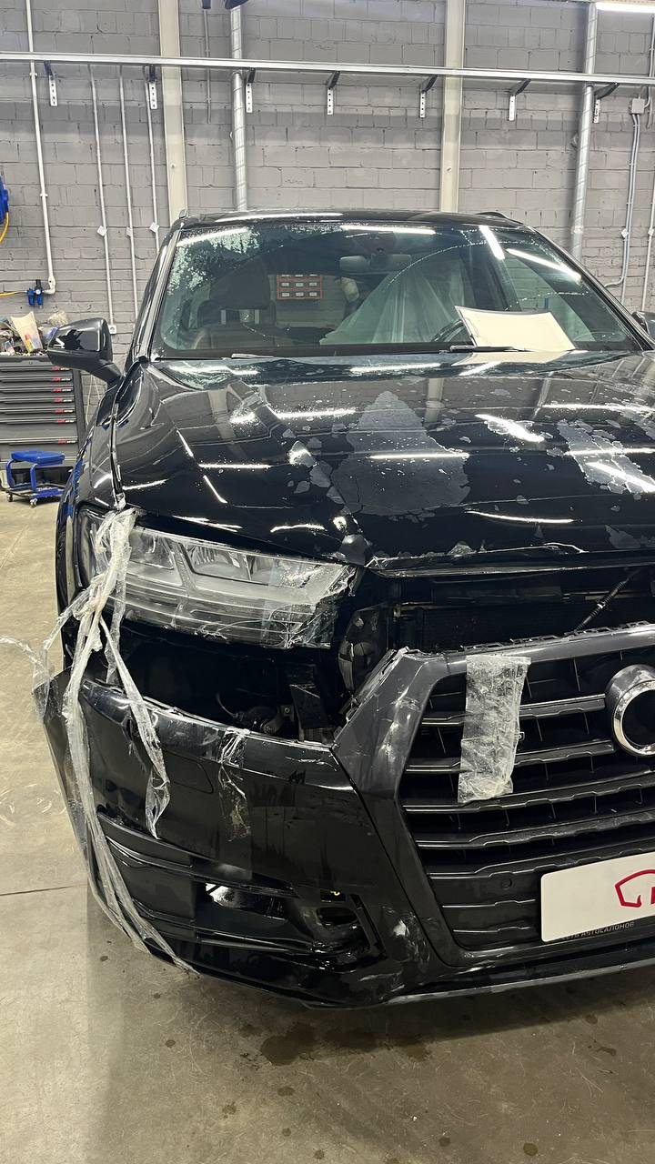 Обслуживание Audi Q7 на сервисном посту Обслуживание Audi Q7 на сервисном посту