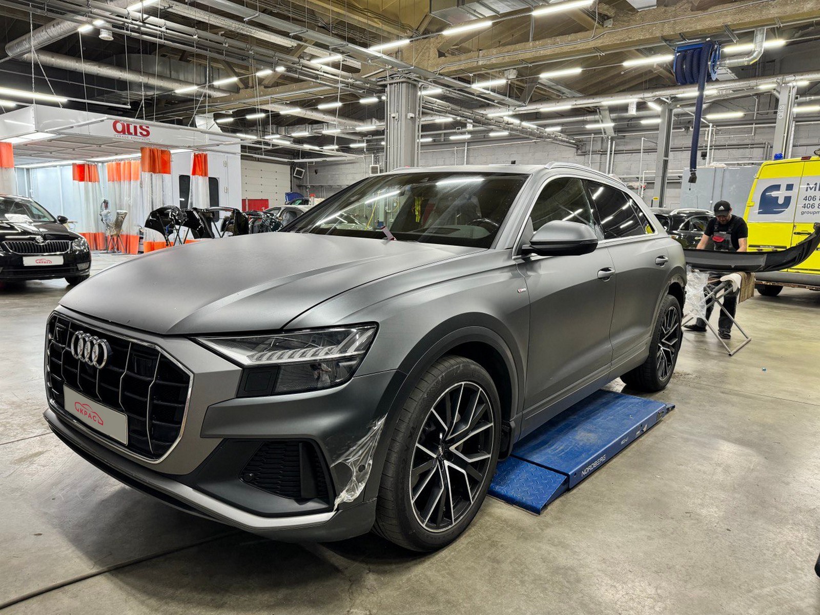 Audi на сервисном посту автоцентра КРАС