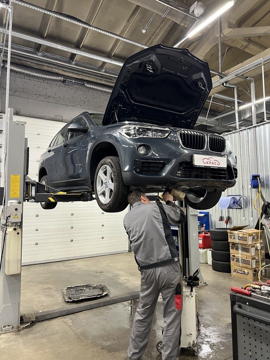 BMW на подъёмнике для проверки ходовой части BMW на подъёмнике для проверки ходовой части