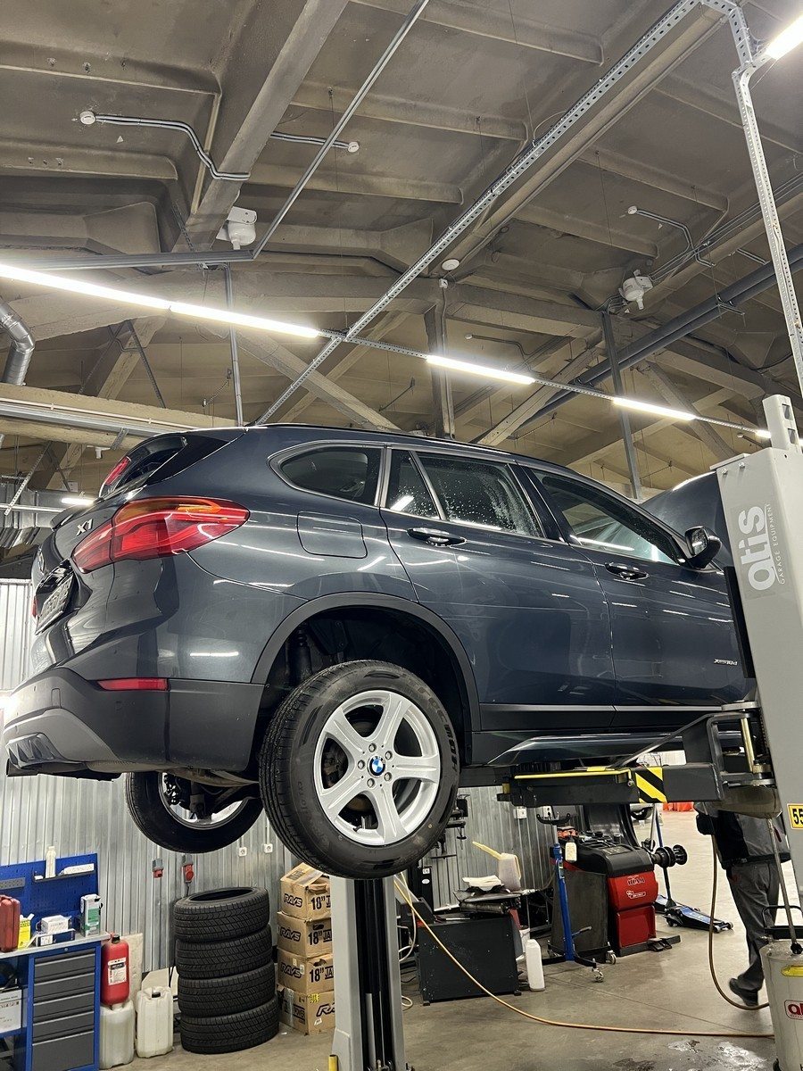 Проверка механической коробки передач BMW снизу Проверка механической коробки передач BMW снизу