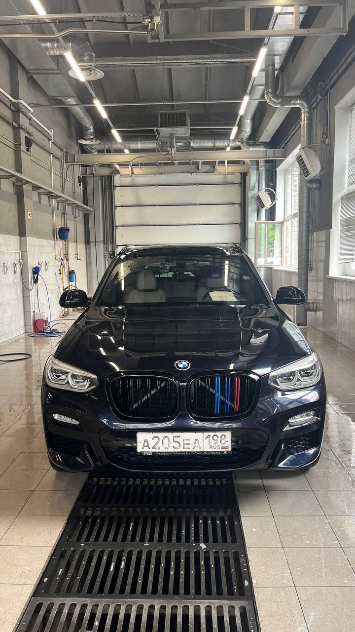 BMW X3 на сервисном посту BMW X3 на сервисном посту
