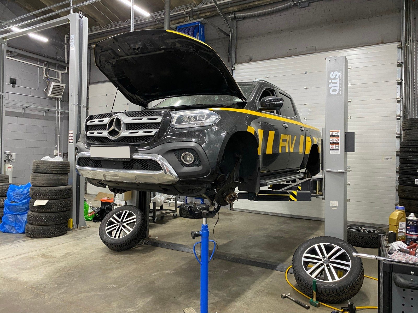 Mercedes-Benz G-Класса на подъёмнике