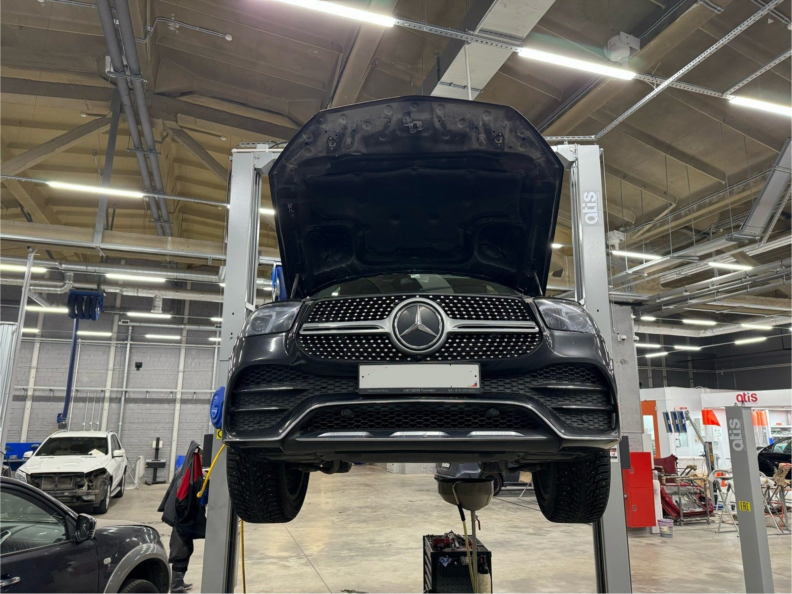 Mercedes-Benz на подъёмнике перед диагностикой трансмиссии Mercedes-Benz на подъёмнике перед диагностикой трансмиссии