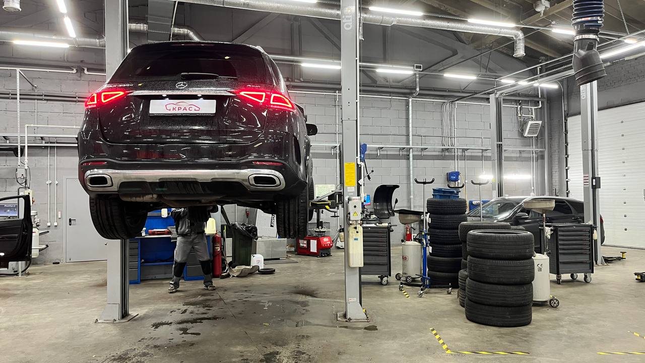 Mercedes-Benz на сервисном посту автоцентра КРАС