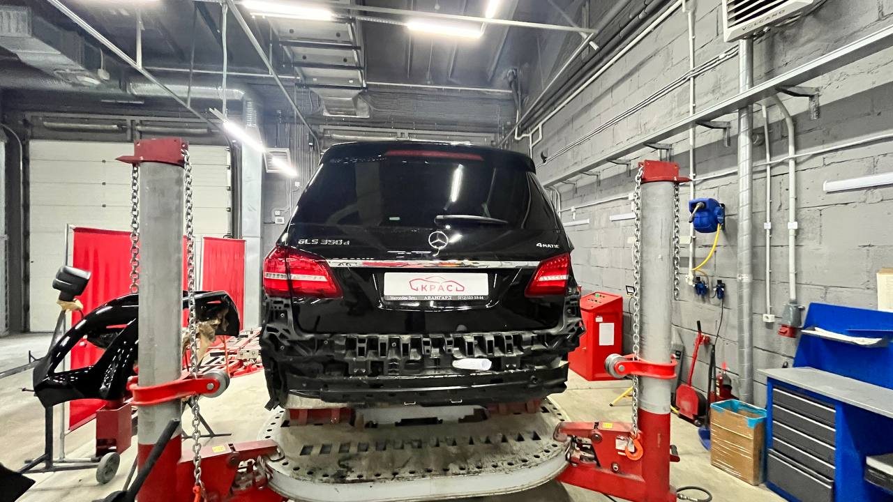 Mercedes-Benz GL на сервисном посту Mercedes-Benz GL на сервисном посту