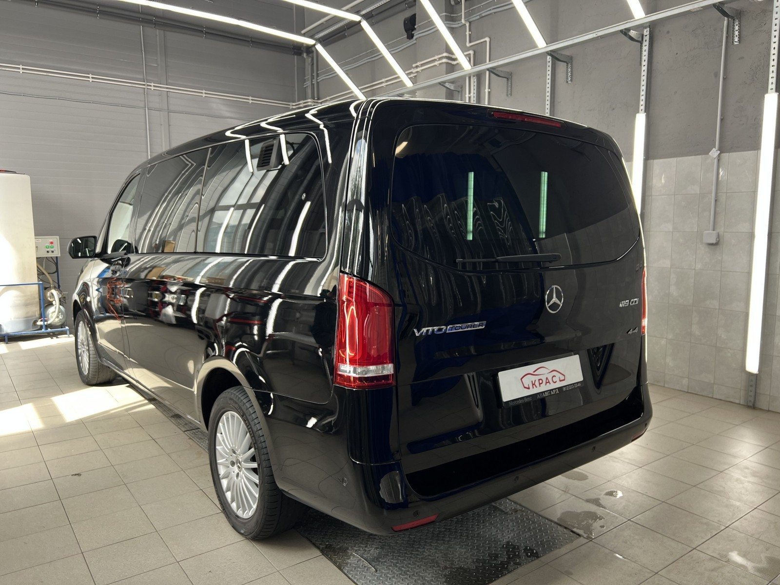 Mercedes-Benz Vito в ремонтной зоне КРАС Mercedes-Benz Vito в ремонтной зоне КРАС