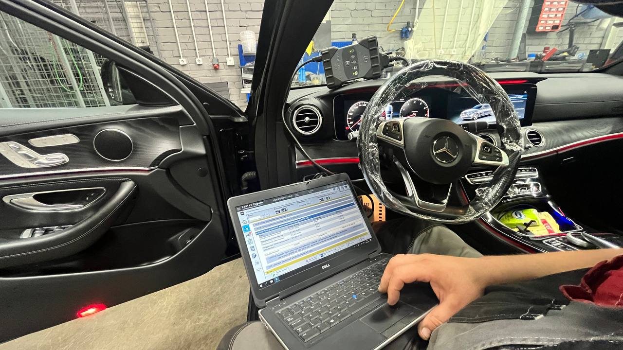 Работа мастера с фирменной диагностикой Mercedes-Benz Работа мастера с фирменной диагностикой Mercedes-Benz